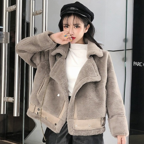 Елегантно дамско късо палто с джобове в бял и сив цвят 