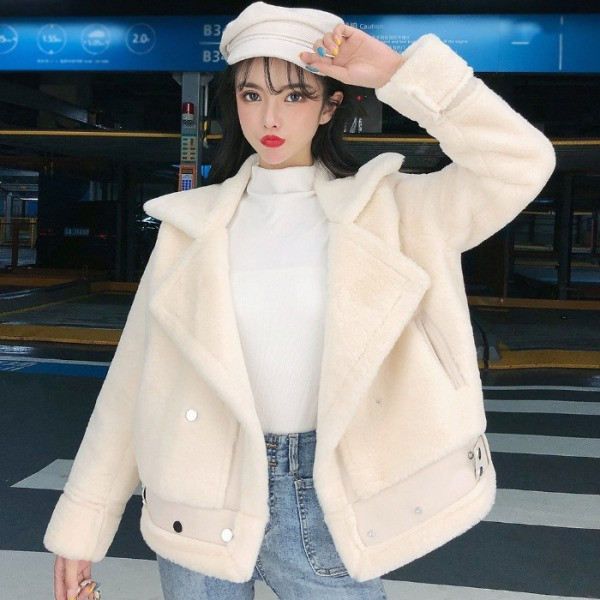 Елегантно дамско късо палто с джобове в бял и сив цвят 