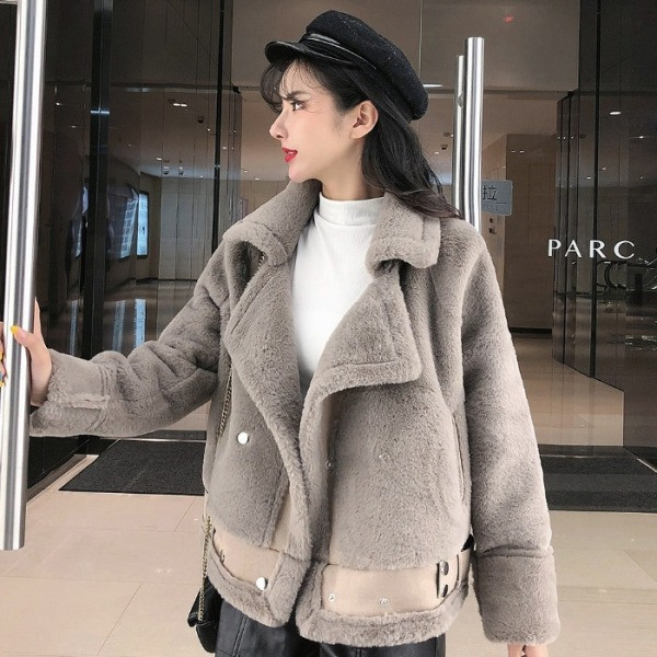 Елегантно дамско късо палто с джобове в бял и сив цвят 