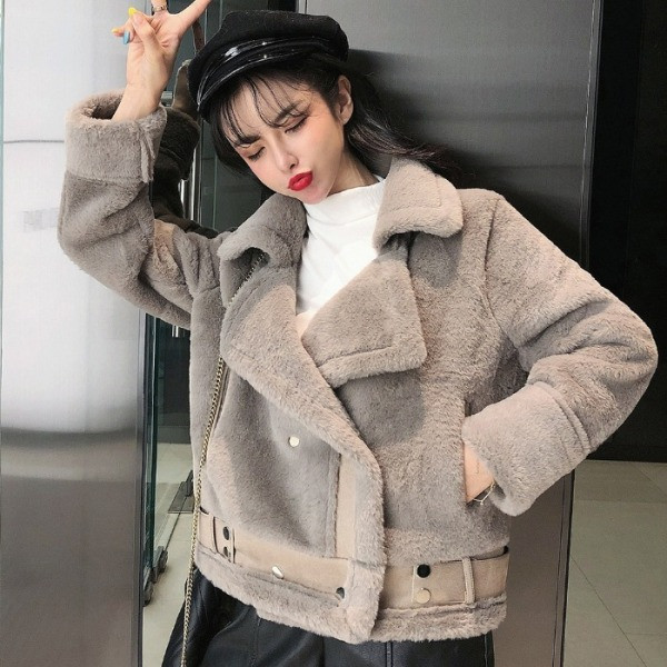 Елегантно дамско късо палто с джобове в бял и сив цвят 