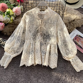 Stílusos női ing nyakkendővel és csipkével bézs és fekete színben