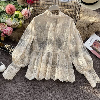 Stílusos női ing nyakkendővel és csipkével bézs és fekete színben