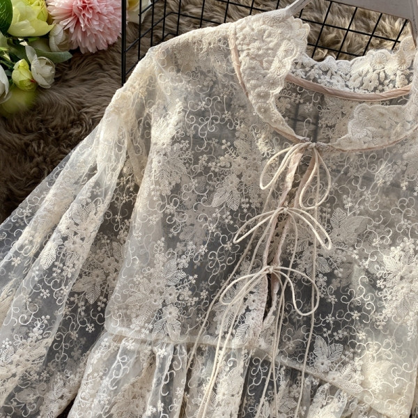 Stílusos női ing nyakkendővel és csipkével bézs és fekete színben