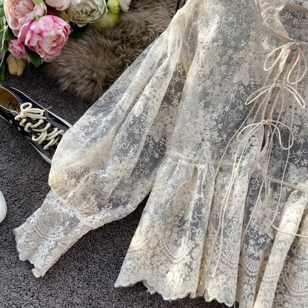 Stílusos női ing nyakkendővel és csipkével bézs és fekete színben