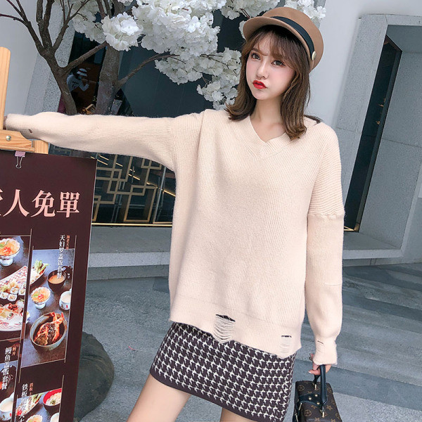 Új modell női pulóver spitz nyakkivágással, szakadt motívumokkal