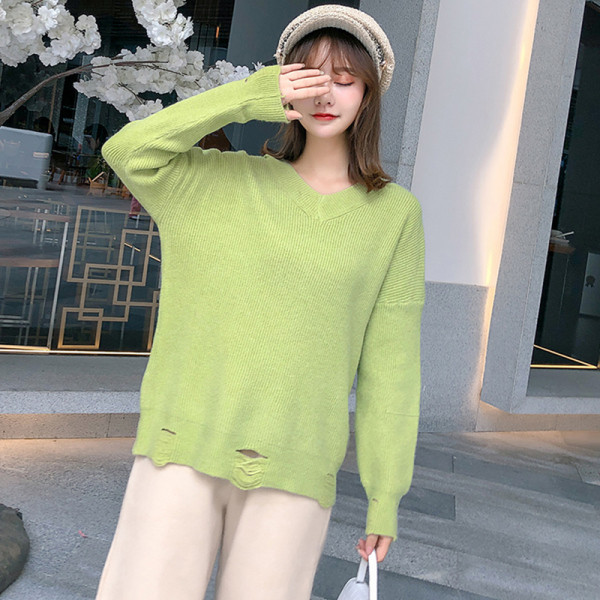 Új modell női pulóver spitz nyakkivágással, szakadt motívumokkal