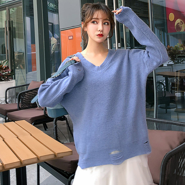 Új modell női pulóver spitz nyakkivágással, szakadt motívumokkal