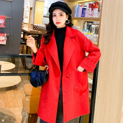 Modern női télikabát piros gombbal és zsebekkel