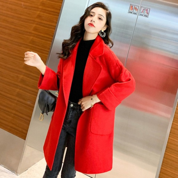 Modern női télikabát piros gombbal és zsebekkel
