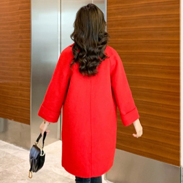 Modern női télikabát piros gombbal és zsebekkel