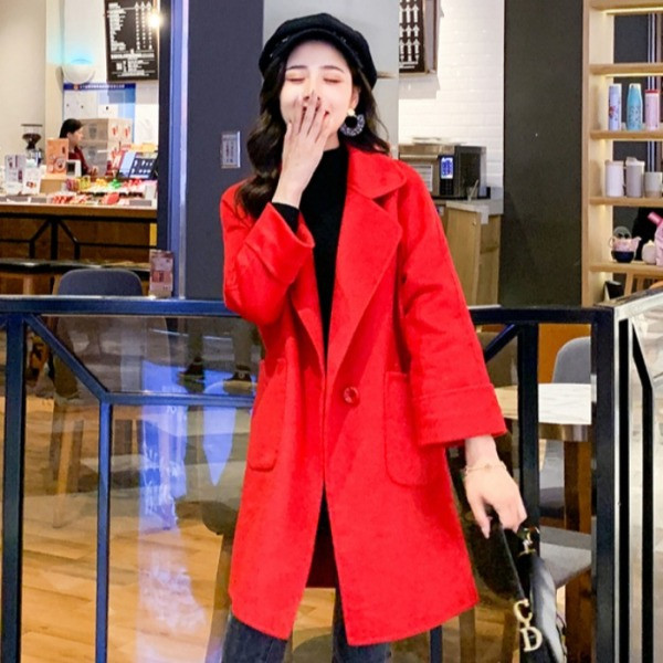 Modern női télikabát piros gombbal és zsebekkel