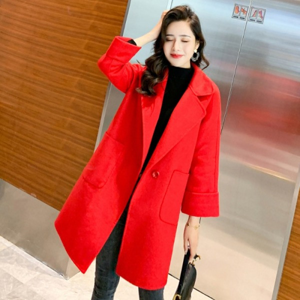 Modern női télikabát piros gombbal és zsebekkel