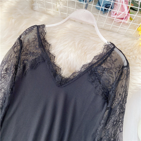 Modern női blúz spitz nyakkivágással és csipkével, fekete színben