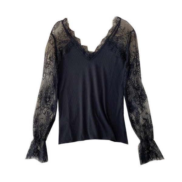 Modern női blúz spitz nyakkivágással és csipkével, fekete színben