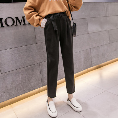 Női alkalmi nadrág fekete és bézs színű övvel