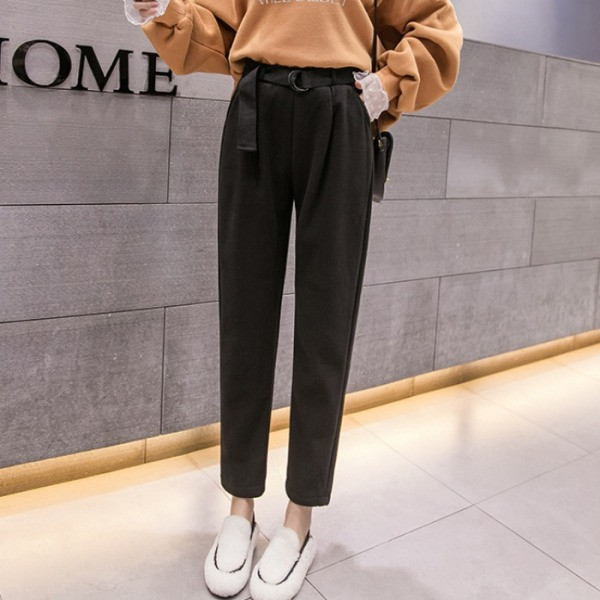 Női alkalmi nadrág fekete és bézs színű övvel