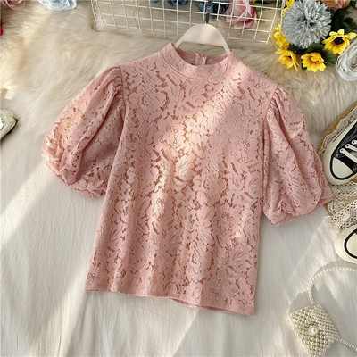 Modern női blúz rövid ujjal és ovális nyakkivágással, négy színben