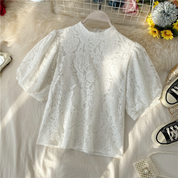 Modern női blúz rövid ujjal és ovális nyakkivágással, négy színben