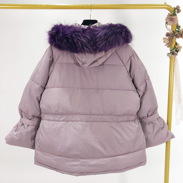 Σύντομο χειμωνιάτικο μπουφάν με κορδόνια και γούνα σε μαύρο και μοβ χρώμα