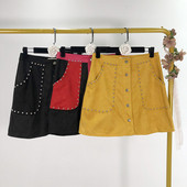 Rövid, modern szoknya öko velúrból, gombokkal és fém elemekkel