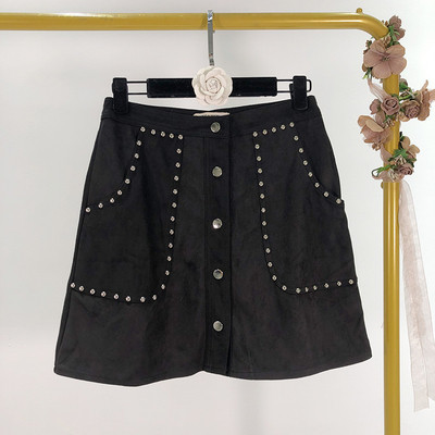 Rövid, modern szoknya öko velúrból, gombokkal és fém elemekkel