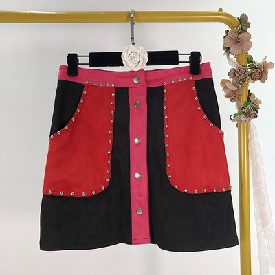 Rövid, modern szoknya öko velúrból, gombokkal és fém elemekkel