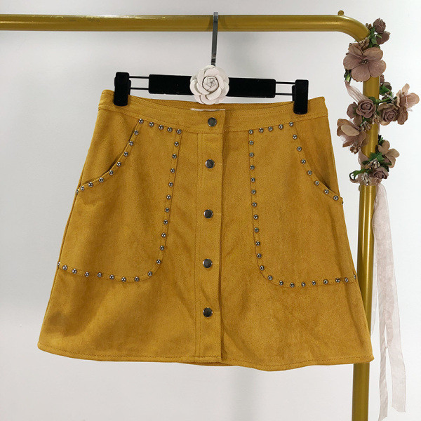 Rövid, modern szoknya öko velúrból, gombokkal és fém elemekkel