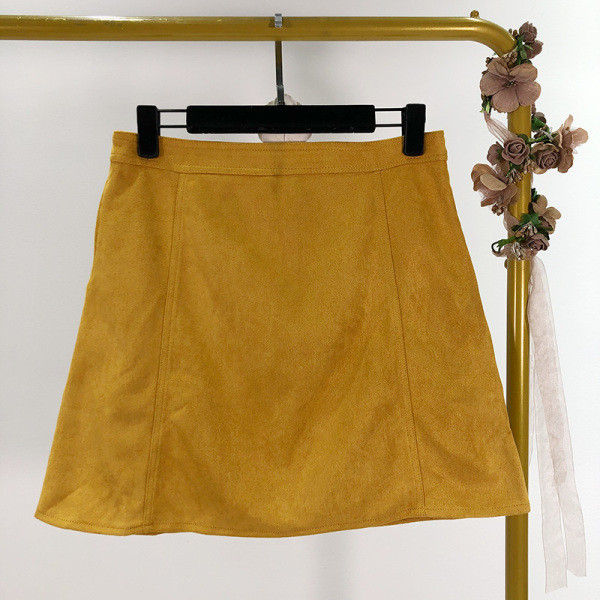 Rövid, modern szoknya öko velúrból, gombokkal és fém elemekkel