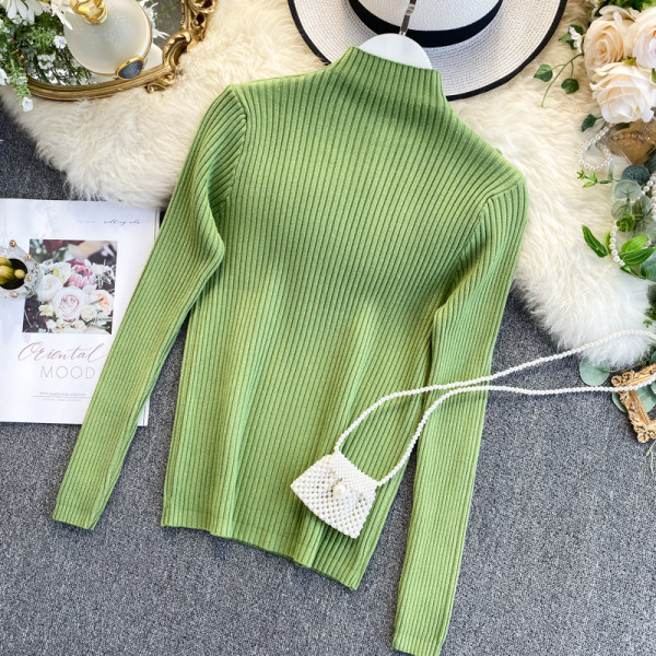 Μοντέρνο γυναικείο πουλόβερ με κουμπιά και ψηλό κολάρο 