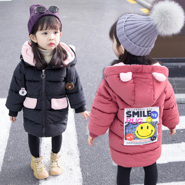 Modern gyerekkabát kapucnival és fekete-piros 3D elemmel