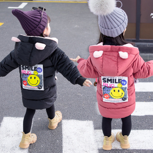 Modern gyerekkabát kapucnival és fekete-piros 3D elemmel