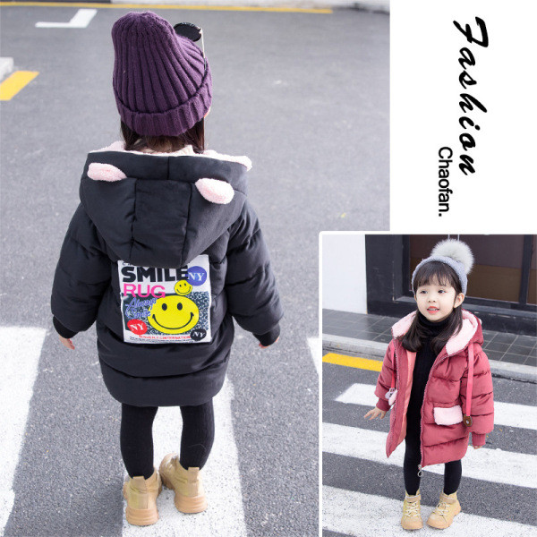 Modern gyerekkabát kapucnival és fekete-piros 3D elemmel