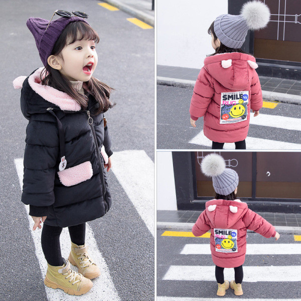 Modern gyerekkabát kapucnival és fekete-piros 3D elemmel