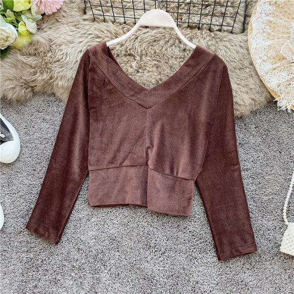 Modern női rövid blúz spitz nyakkivágással és 3/4-es ujjakkal, különböző színekben