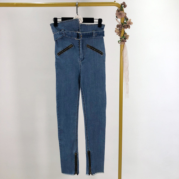 Blugi lungi cu talie înaltă și curea