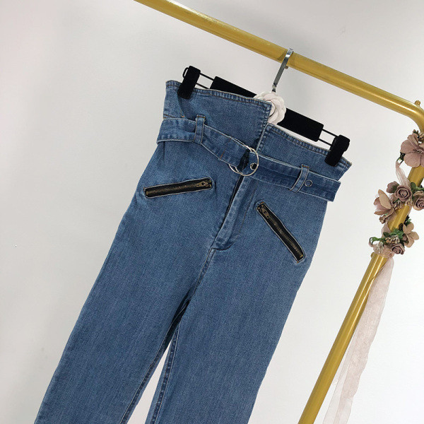 Blugi lungi cu talie înaltă și curea