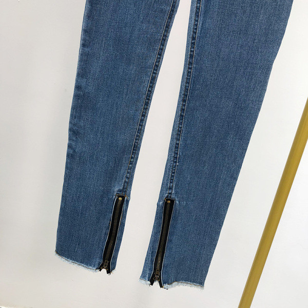 Blugi lungi cu talie înaltă și curea