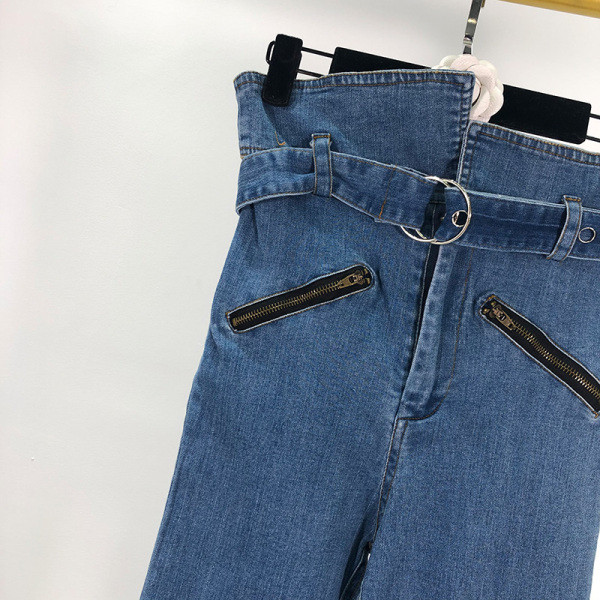 Blugi lungi cu talie înaltă și curea