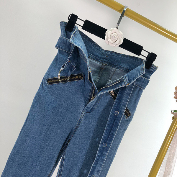 Blugi lungi cu talie înaltă și curea