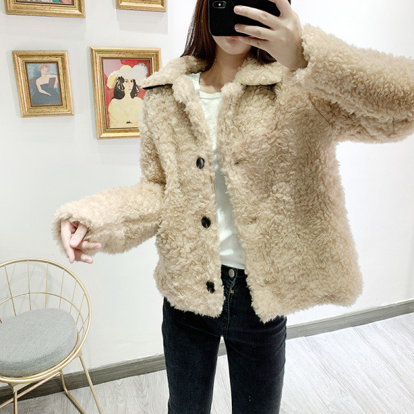 Palton scurt de puf cu nasturi bej