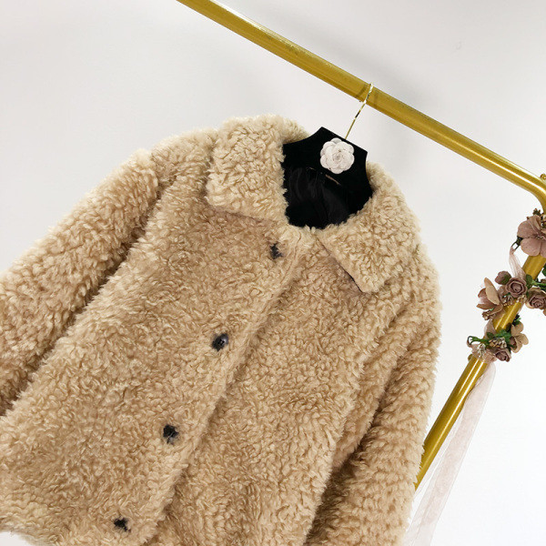 Palton scurt de puf cu nasturi bej