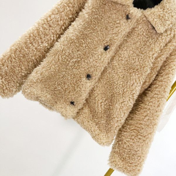 Palton scurt de puf cu nasturi bej