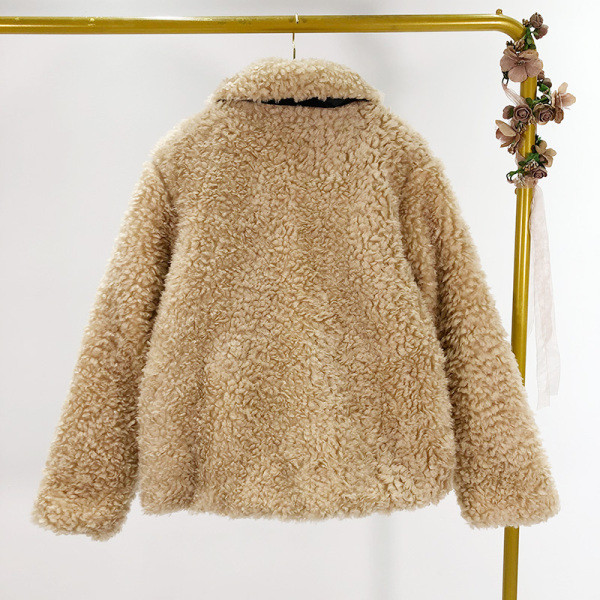 Palton scurt de puf cu nasturi bej