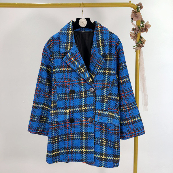 Hosszú, modern kockás kabát gombokkal és zsebekkel