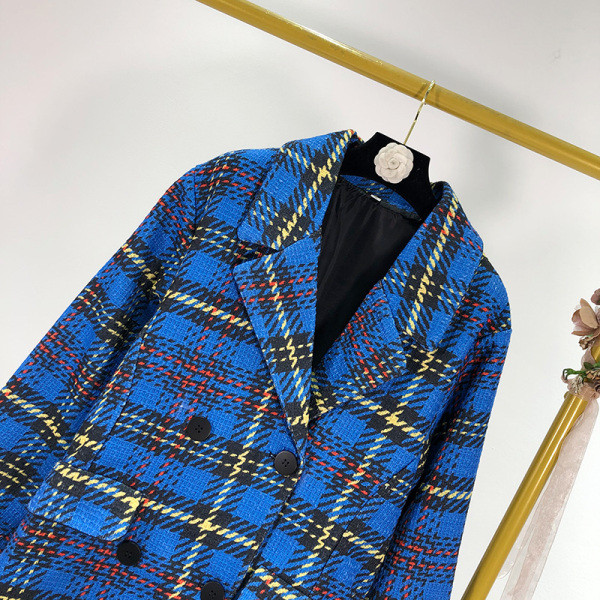 Hosszú, modern kockás kabát gombokkal és zsebekkel