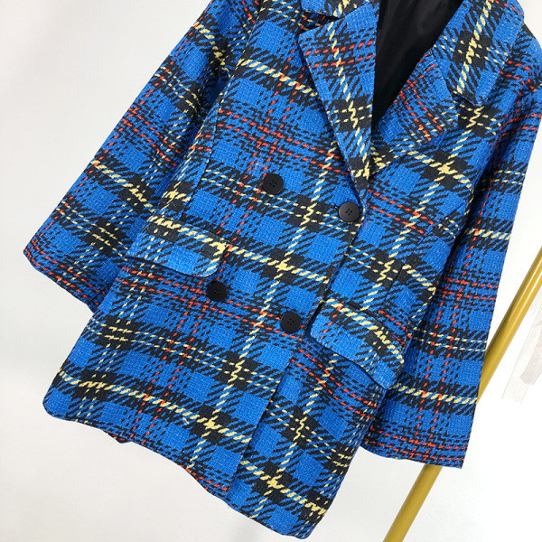 Hosszú, modern kockás kabát gombokkal és zsebekkel