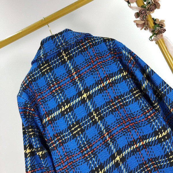 Hosszú, modern kockás kabát gombokkal és zsebekkel