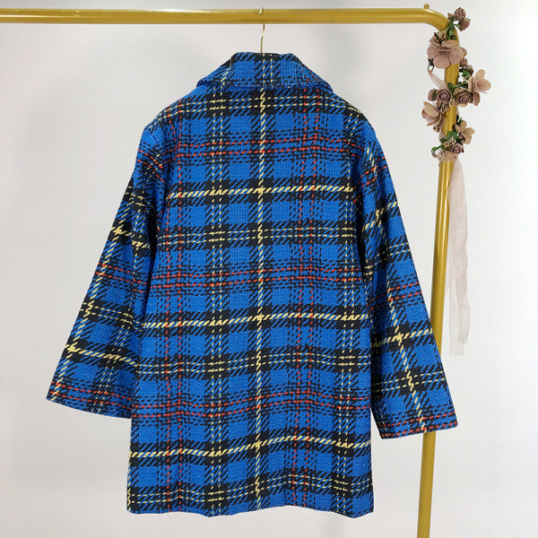 Hosszú, modern kockás kabát gombokkal és zsebekkel