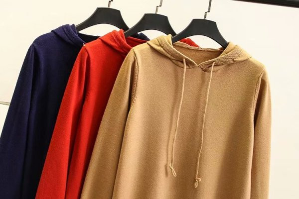 Μοντέρνο μακρύ γυναικείο πουλόβερ με κορδόνια και κουκούλα σε τρία χρώματα