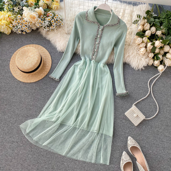 Modern női ruha gyöngyökkel, három színben